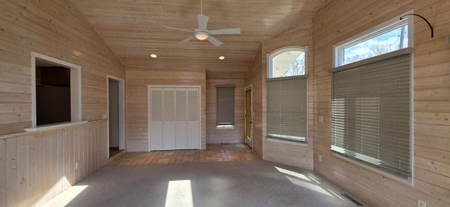 414 8th Avenue NW, Valley City, ND 58072