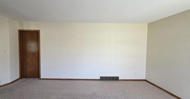414 8th Avenue NW, Valley City, ND 58072