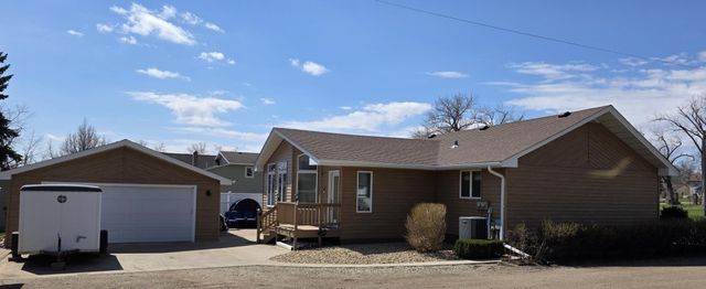 414 8th Avenue NW, Valley City, ND 58072