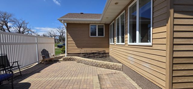 414 8th Avenue NW, Valley City, ND 58072
