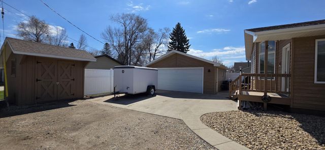 414 8th Avenue NW, Valley City, ND 58072