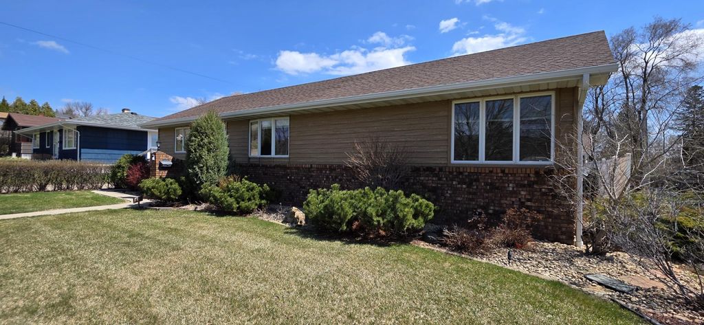 414 8th Avenue NW, Valley City, ND 58072