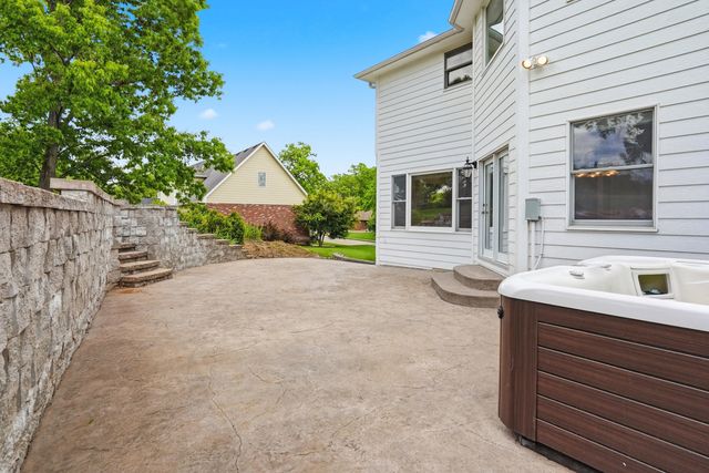 1901 BLUFF POINTE DR, Columbia, MO 65201