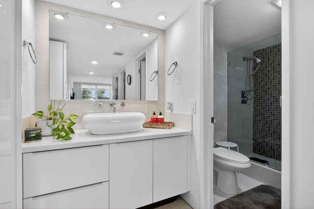 901 W Cypress Lane 103, Pompano Beach, FL 33069