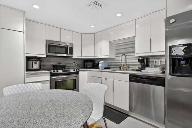 901 W Cypress Lane 103, Pompano Beach, FL 33069