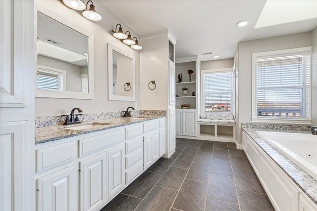 8271 S Lakeshore Drive, Rogers, AR 72756