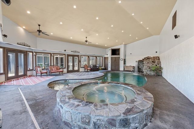 8271 S Lakeshore Drive, Rogers, AR 72756