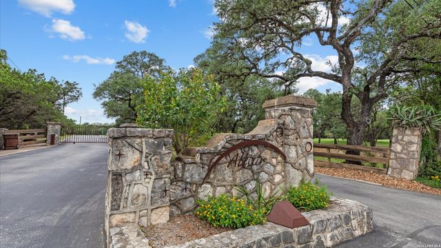 22073 SCENIC LOOP RD, San Antonio, TX 78255