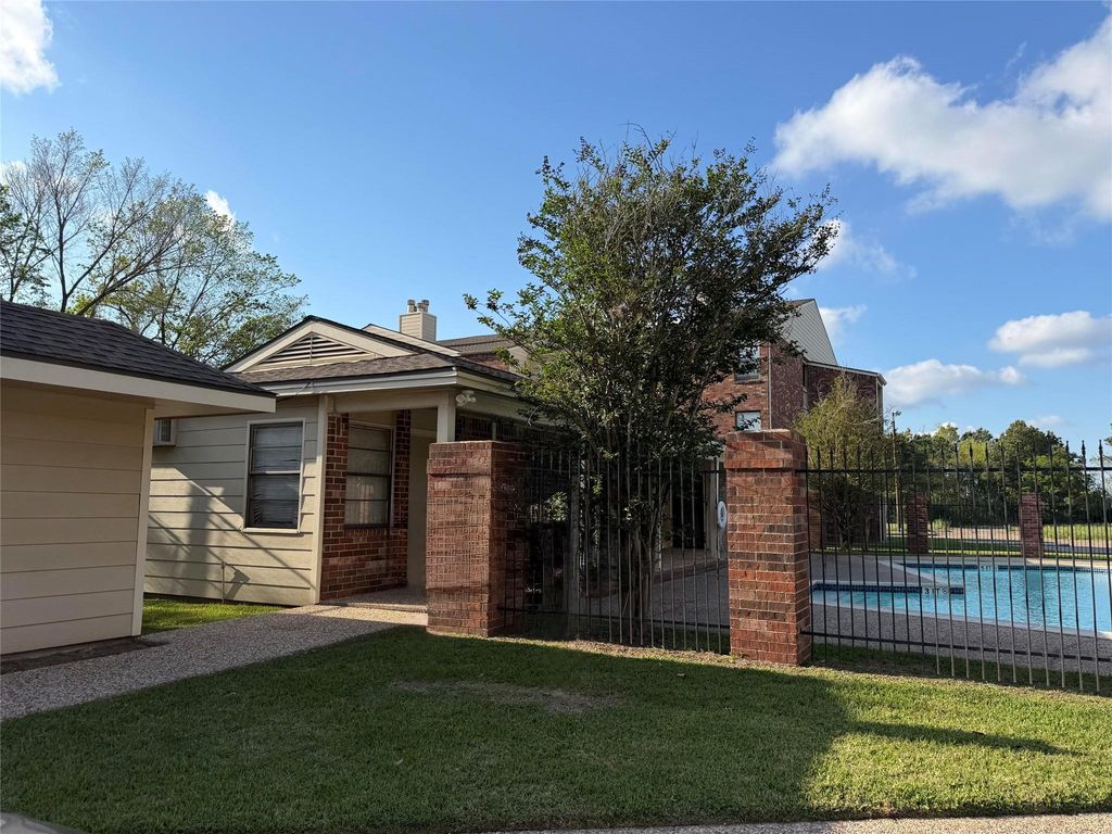 2501 Gulf Freeway 4A, Dickinson, TX 77539