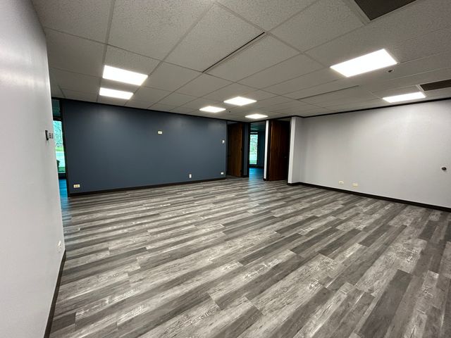 977 N OAKLAWN Avenue, Elmhurst, IL 60126