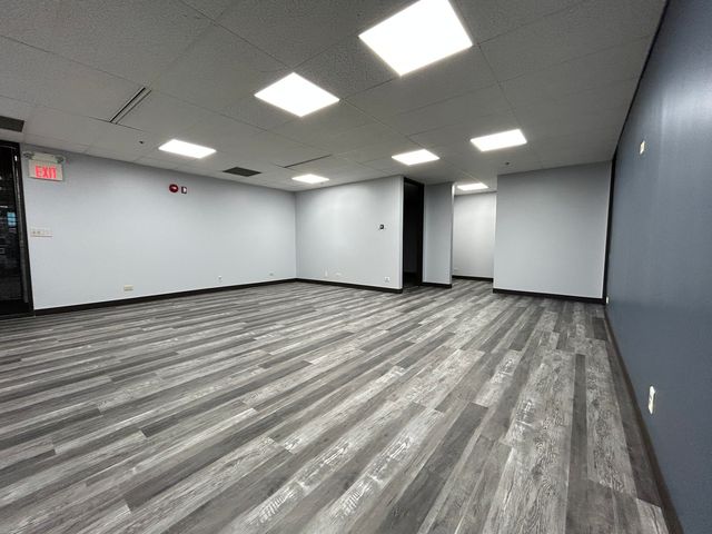 977 N OAKLAWN Avenue, Elmhurst, IL 60126