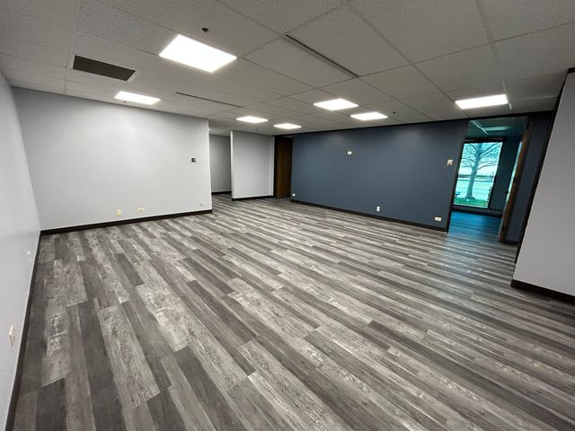 977 N OAKLAWN Avenue, Elmhurst, IL 60126