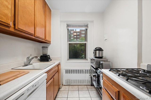 250 Garth Road 2E3, Scarsdale, NY 10583