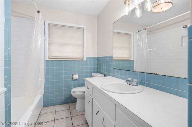 2202 N River Road, Lavaca, AR 72941