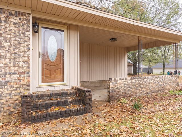 2202 N River Road, Lavaca, AR 72941