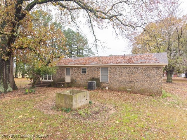 2202 N River Road, Lavaca, AR 72941