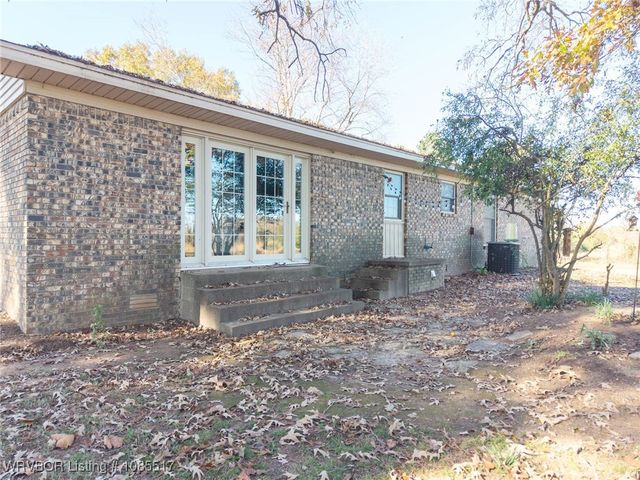 2202 N River Road, Lavaca, AR 72941