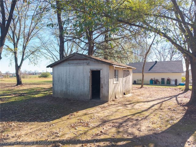 2202 N River Road, Lavaca, AR 72941