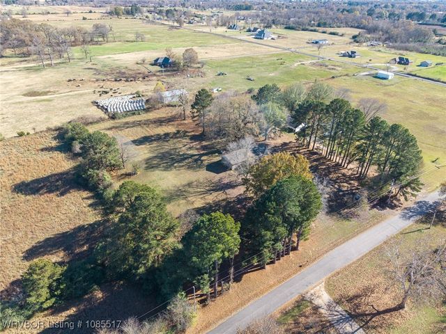 2202 N River Road, Lavaca, AR 72941