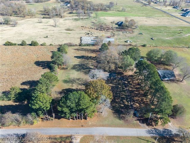 2202 N River Road, Lavaca, AR 72941