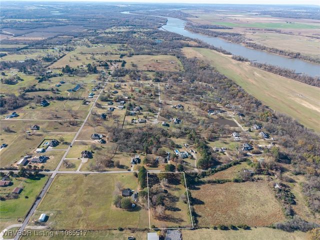 2202 N River Road, Lavaca, AR 72941