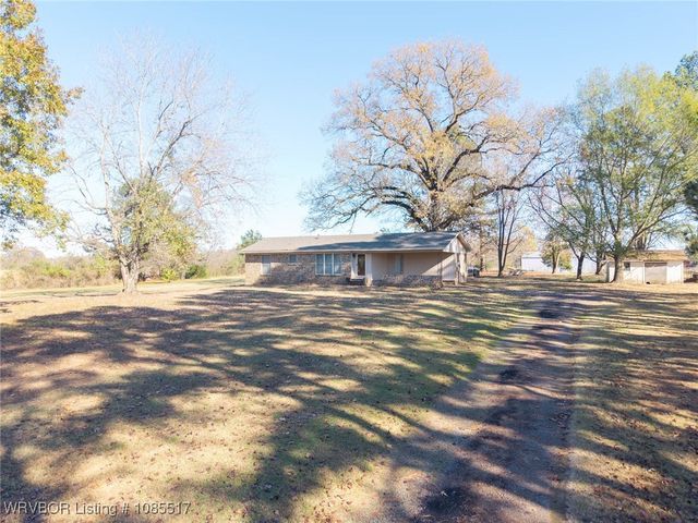 2202 N River Road, Lavaca, AR 72941