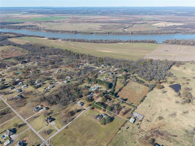 2202 N River Road, Lavaca, AR 72941