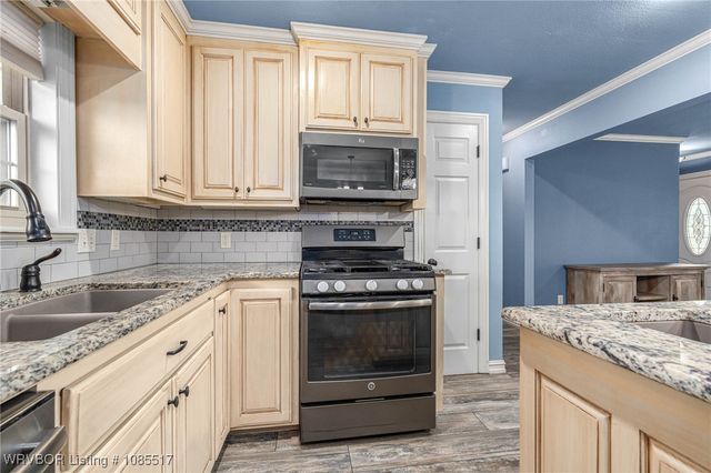 2202 N River Road, Lavaca, AR 72941