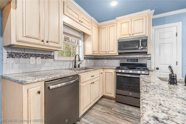 2202 N River Road, Lavaca, AR 72941