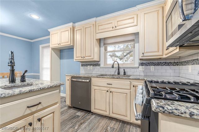 2202 N River Road, Lavaca, AR 72941