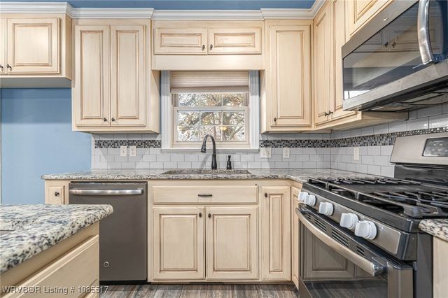 2202 N River Road, Lavaca, AR 72941