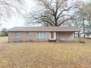 2202 N River Road, Lavaca, AR 72941