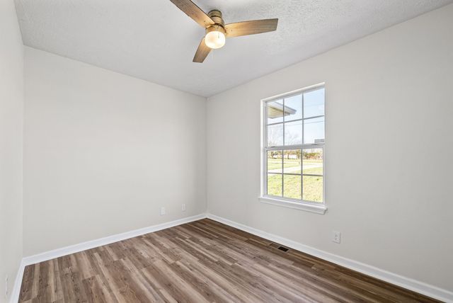 2040 Carneal Ln, Oak Grove, KY 42262