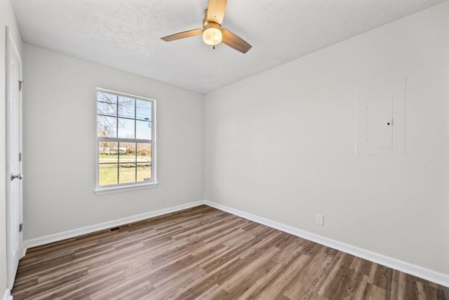 2040 Carneal Ln, Oak Grove, KY 42262