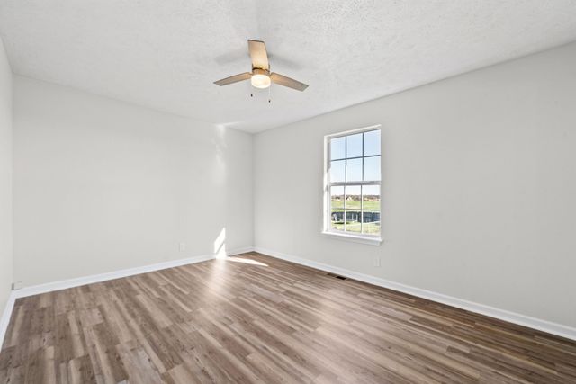 2040 Carneal Ln, Oak Grove, KY 42262