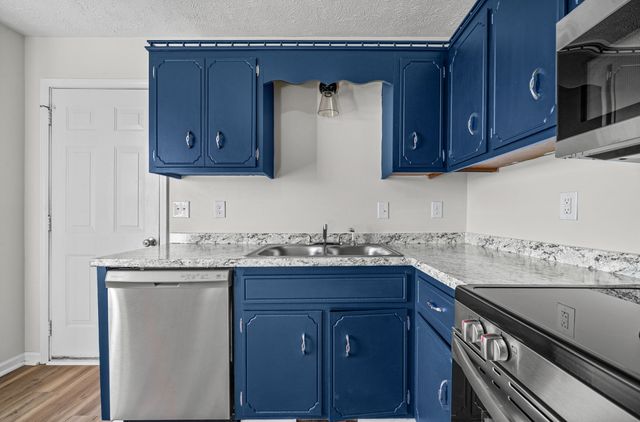 2040 Carneal Ln, Oak Grove, KY 42262