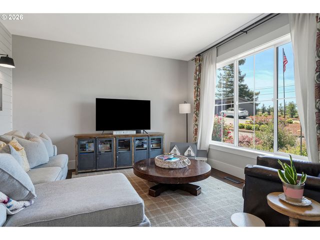 4040 VICTOR POINT Rd Ne, Silverton, OR 97381