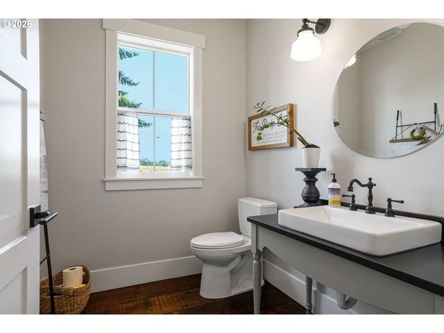 4040 VICTOR POINT Rd Ne, Silverton, OR 97381