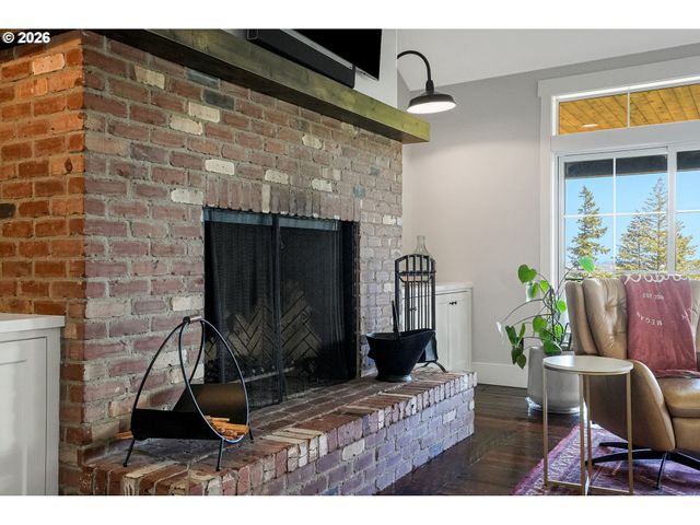 4040 VICTOR POINT Rd Ne, Silverton, OR 97381