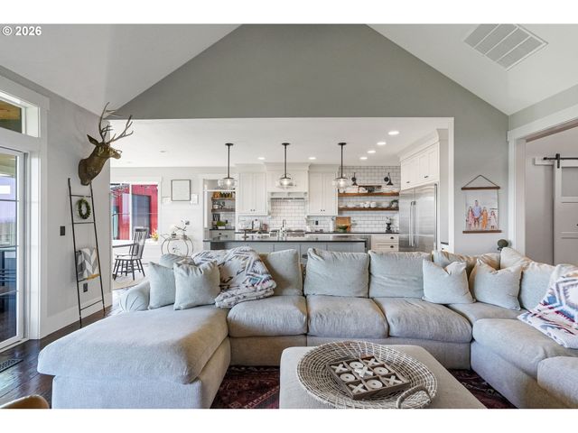 4040 VICTOR POINT Rd Ne, Silverton, OR 97381