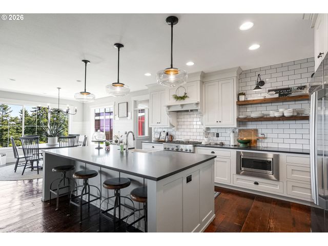 4040 VICTOR POINT Rd Ne, Silverton, OR 97381