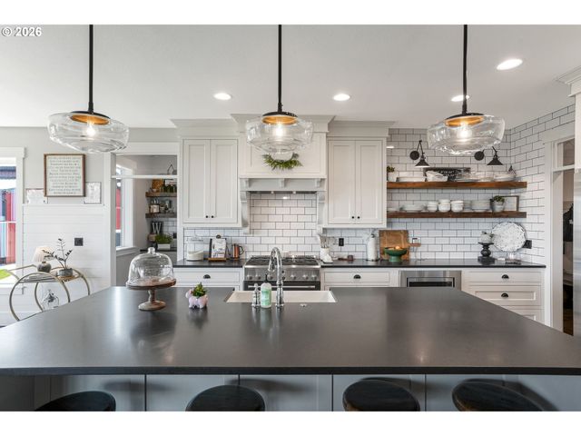 4040 VICTOR POINT Rd Ne, Silverton, OR 97381