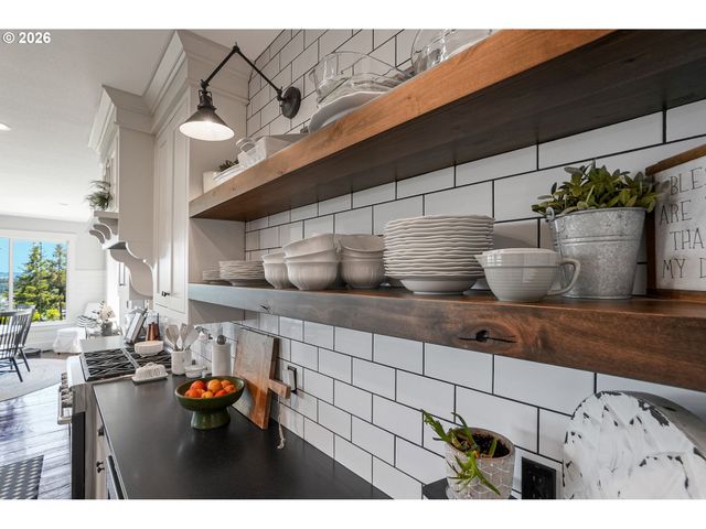 4040 VICTOR POINT Rd Ne, Silverton, OR 97381