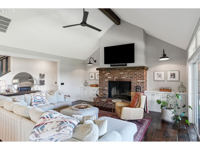 4040 VICTOR POINT Rd Ne, Silverton, OR 97381