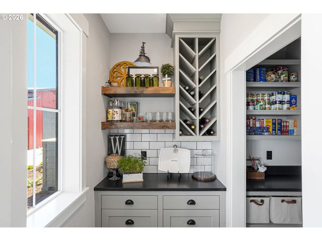 4040 VICTOR POINT Rd Ne, Silverton, OR 97381