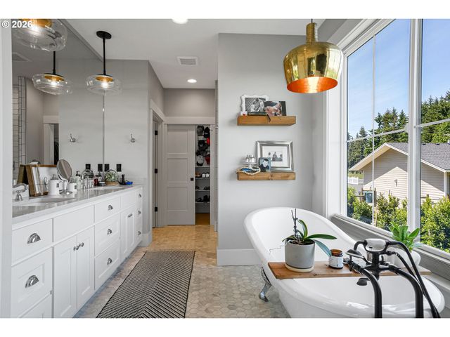 4040 VICTOR POINT Rd Ne, Silverton, OR 97381