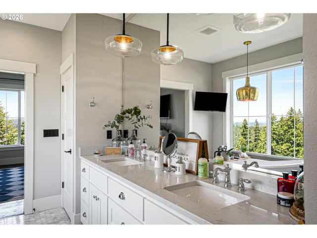 4040 VICTOR POINT Rd Ne, Silverton, OR 97381