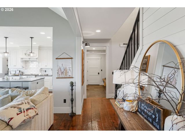 4040 VICTOR POINT Rd Ne, Silverton, OR 97381