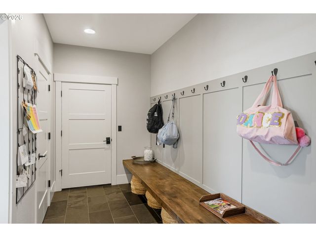 4040 VICTOR POINT Rd Ne, Silverton, OR 97381