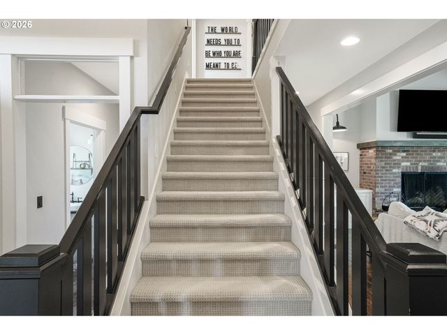 4040 VICTOR POINT Rd Ne, Silverton, OR 97381